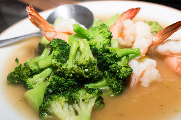 Broccoli stir-fried with cauliflower and shrimp