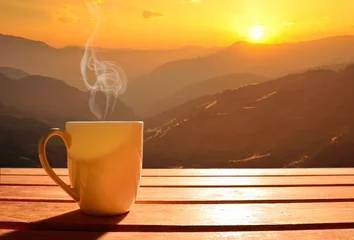 Fotobehang Ochtend kopje koffie met bergachtergrond bij zonsopgang © amenic181