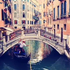 Fototapeten Venedig, Italien - Gondoliere und historische Wohnhäuser © Gorilla