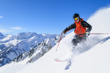 Fototapeta na wymiar Tiefschnee-Traum beim Skifahren