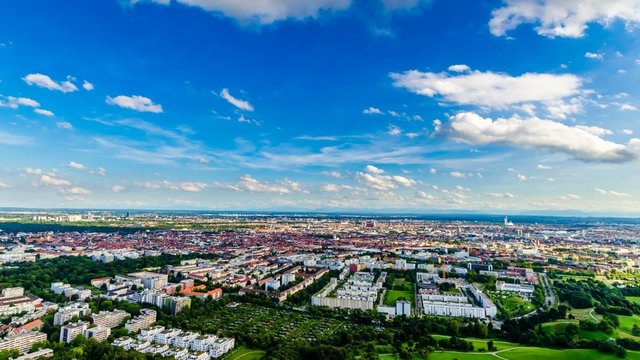 TL - blauer Himmel &uuml;ber M&uuml;nchen