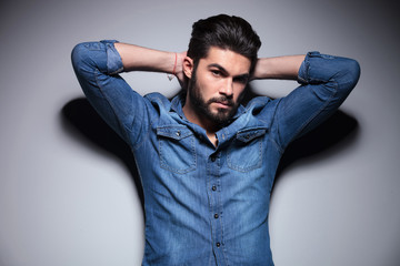 Obraz premium Man with his hands behind the head