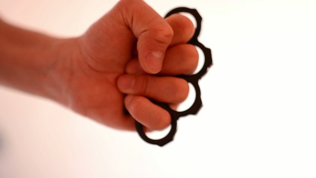 placing knuckle-duster on the hand