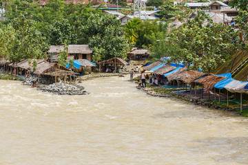 Bukit Lawang, Hutten langs de rivier