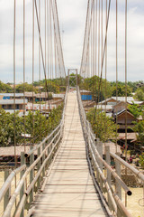 Loopbrug over de rivier in Bukit Lawang