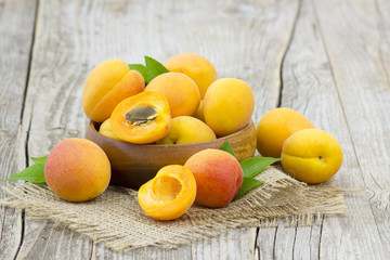 Fototapeta na wymiar fresh apricots in a bowl