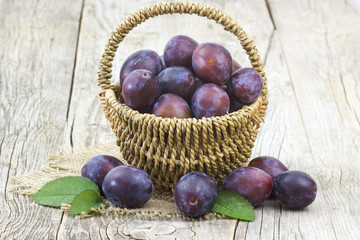 Obraz premium fresh plums in a basket