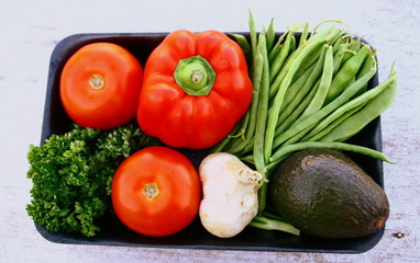 barquette de légumes d'été,tomate,poivron,avocat,haricot vert..