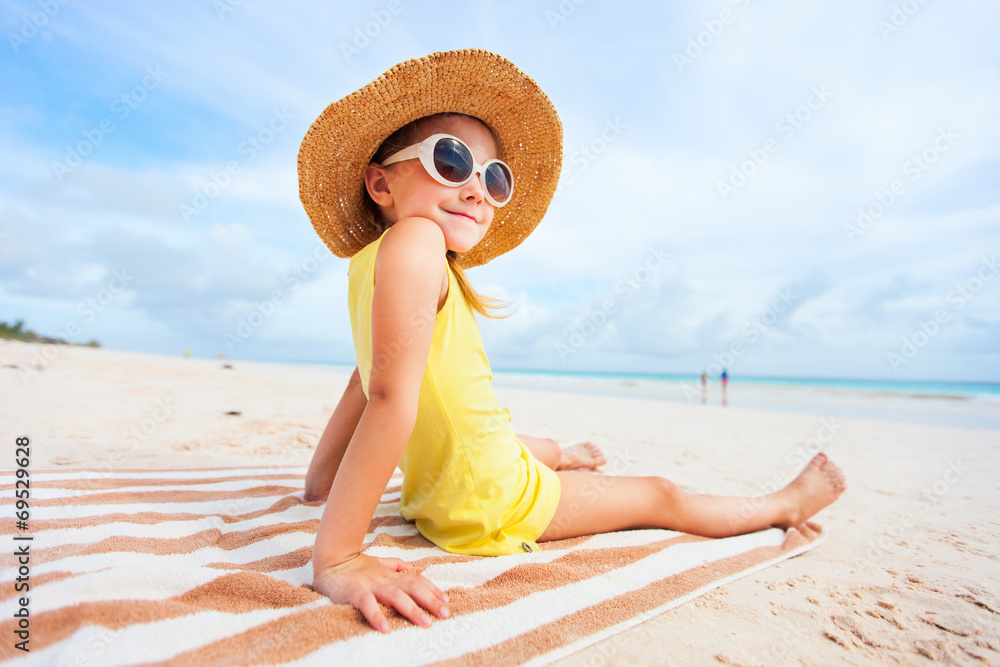 Poster Adorable little girl at beach