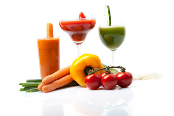Gemüsesaft Smoothies mit frischem Gemüse, weißer Hintergrund