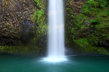 Fototapeta premium Bottom of Multnomah water falls in Oregon