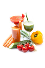 Gemüsesaft Smoothies vor weißem Hintergrund, Hochformat