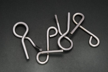 知恵の輪 黒バック