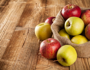 Naklejka na ściany i meble Fresh harvested apples on wood