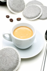 espresso caffe bustine su tavolo bianco