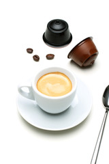 caffe espresso capsule su tavolo bianco