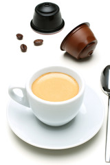 caffe espresso capsule su tavolo bianco