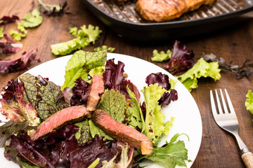 Rindfleisch und Blattsalat auf einem Teller