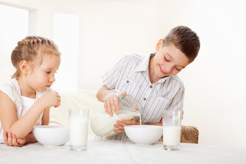 Obraz na płótnie Canvas Children eat breakfast