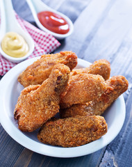 fried chicken wings with sauce