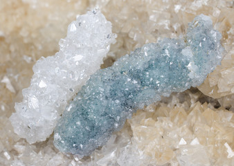 Apophyllite auf anderen Kristallen