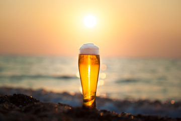 Verre de bière au coucher du soleil
