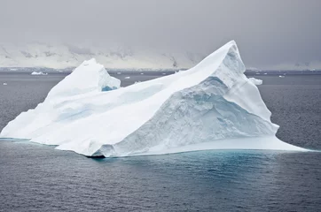 Fotobehang Antarctica - niet-tabulair ijsberg © adfoto