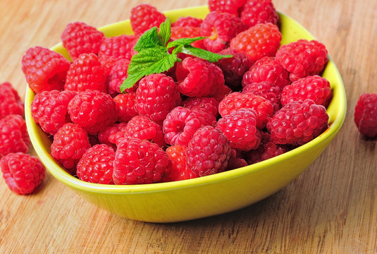 Bowl with raspberry