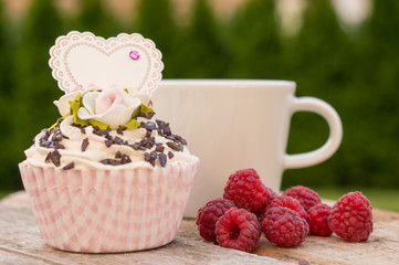 Muffin mit Himbeeren und Kaffee