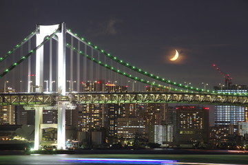 Fototapeta premium Tokyo rainbow bridge and moon at night time