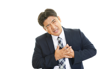 胸の痛みを訴える男性