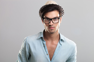 Obraz premium Closeup of a man wearing glasses