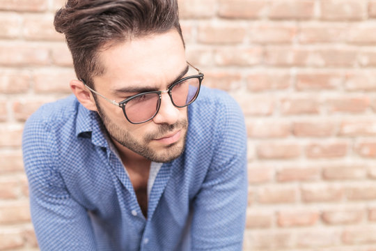 closeup picture of a young casual man with glasses
