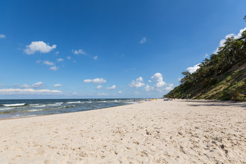 Fototapeta na wymiar Ostsee Strand in Polen vor blauem Himmel