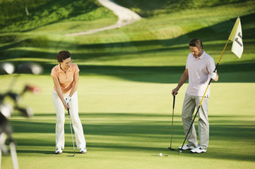 Obraz premium Italien,Kastelruth,Golfer Golf spielen auf dem Golfplatz