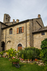 Fototapeta na wymiar Abbazia Benedettina di San Benedetto in Alpe