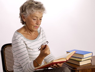 donna lettura seduta