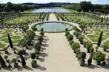 Symmetrische Gartengestaltung im Barockgarten von Schloss Versailles