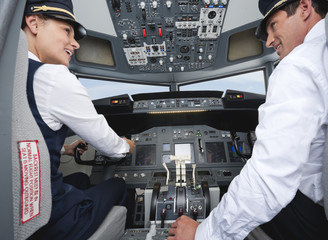Pilot und Co-Pilot Pilotierung Flugzeug von Flugzeug-Cockpit