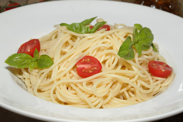spaghetti, tomates et basilic