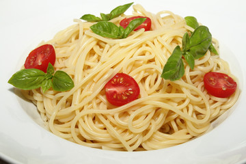 spaghetti, tomates et basilic