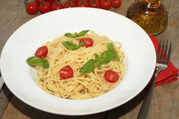 spaghetti, tomates et basilic
