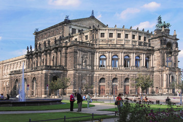 Obraz premium Springbrunnen an der Semperoper in Dresden