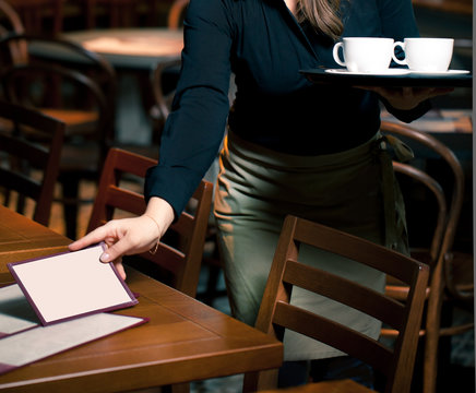 Junge kellnerin arbeitet im Cafe 