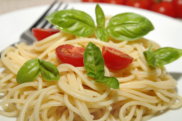 spaghetti, tomates et basilic