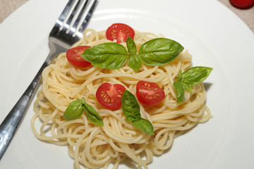 spaghetti, tomates et basilic