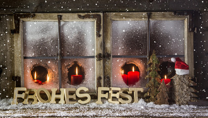 Weihnachtskarte: Weihnachtliches Fenster mit roten Kerzen