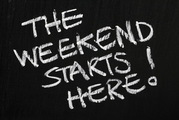 The weekend starts here! on a blackboard - obrazy, fototapety, plakaty