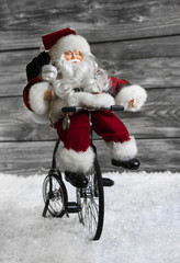 Santa Claus am Fahrrad - humorvolle Dekoration zu Weihnachten