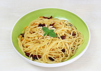 Pasta aglio,olio,peperoncino,pomodori secchi e pinoli.
